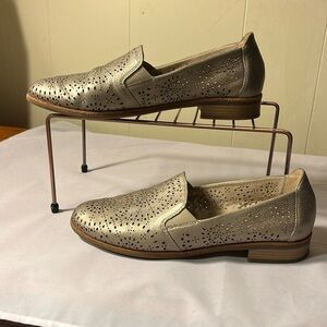 Unique Remonte soft shoes. Size 40 (9 1/2) Decorative cut out pattern